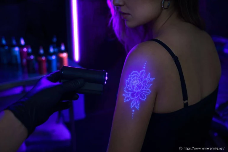 Tatouage lumière noire : bonne idée ou risque à éviter ?