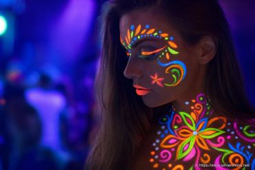 Maquillage phosphorescent sans lumière noire : est-ce que ça existe vraiment ?